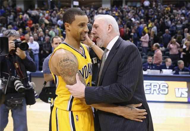 网红“小溥仪”现场观战北京国安比赛，与张稀哲合影留念（网红“小溥仪”亲临现场观战北京国安，与张稀哲合影）