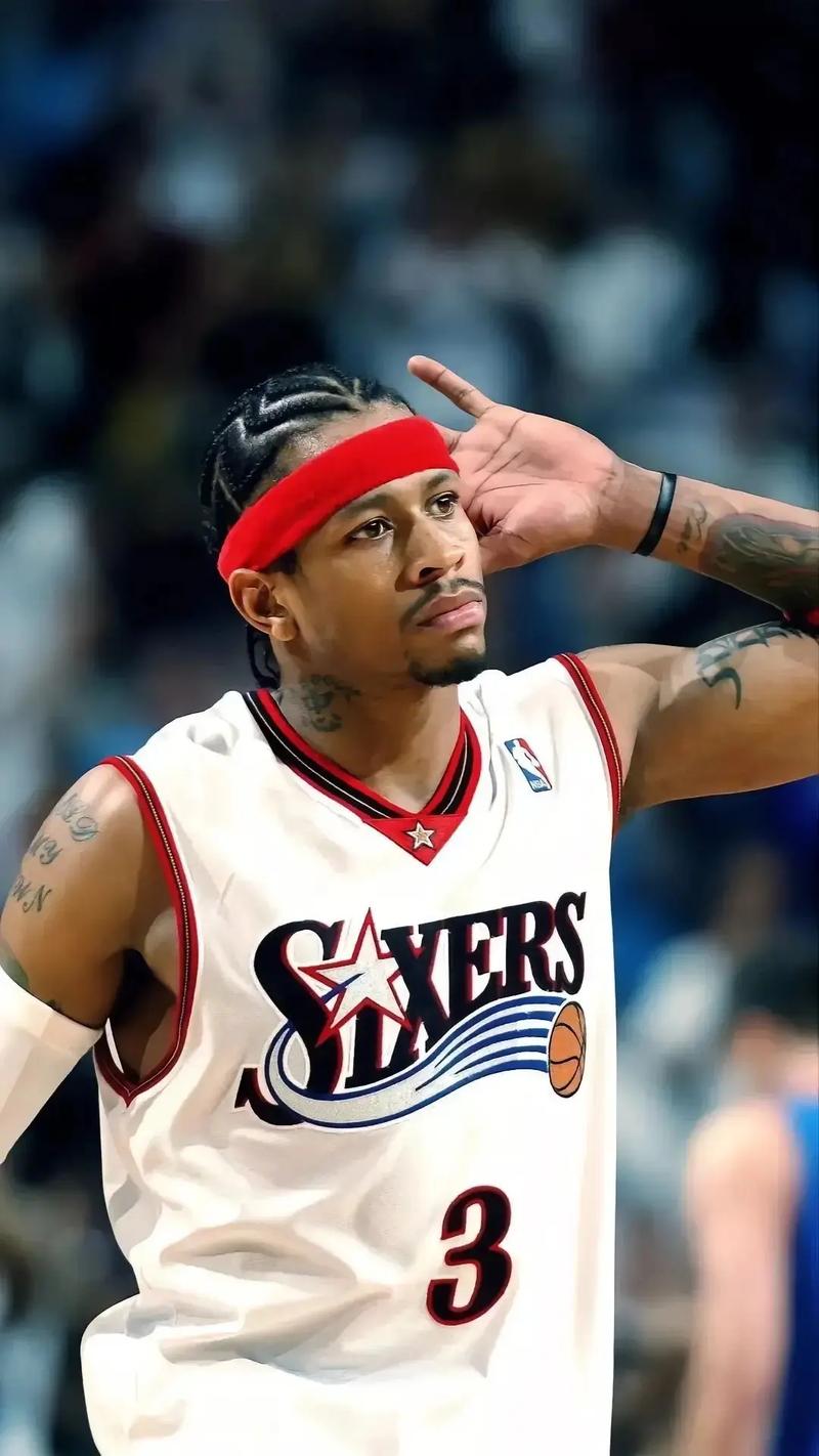 埃基蒂克助攻涉手球争议，主裁观看VAR核查（埃基蒂克助攻引发手球争议，主裁场边观看VAR回放）