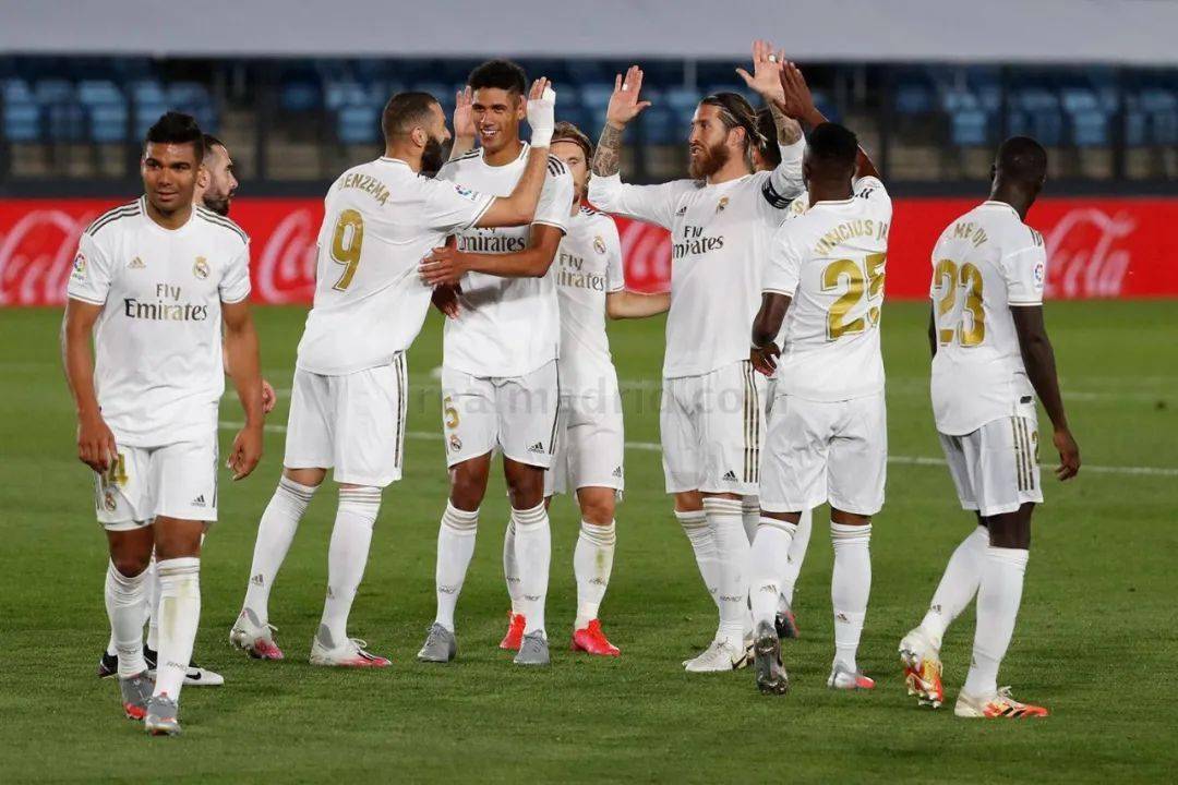 男篮传奇得分后卫曾对科比砍20分，800度近视神准投篮