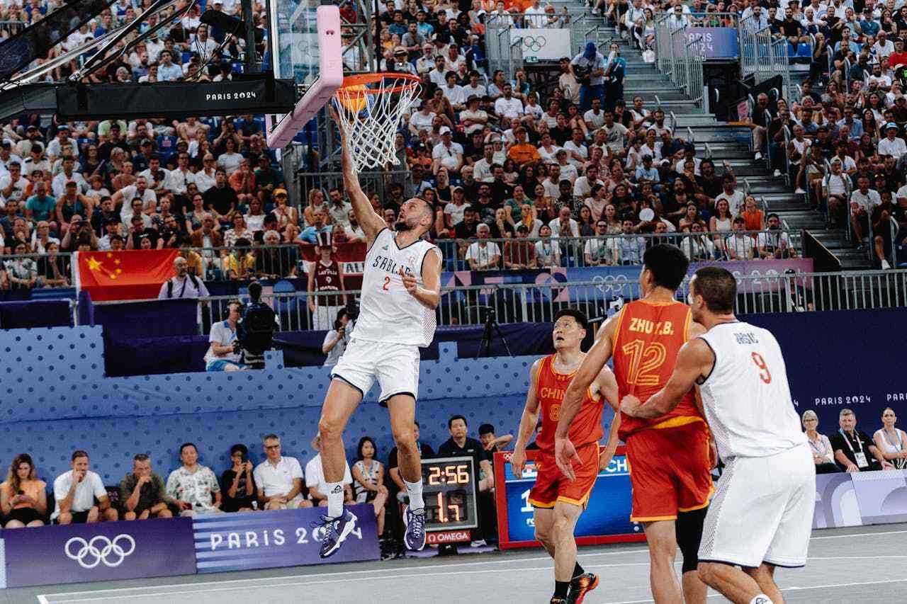 中超：山东泰山主场2-0完胜青岛队（中超丨山东泰山主场两球完胜青岛队）