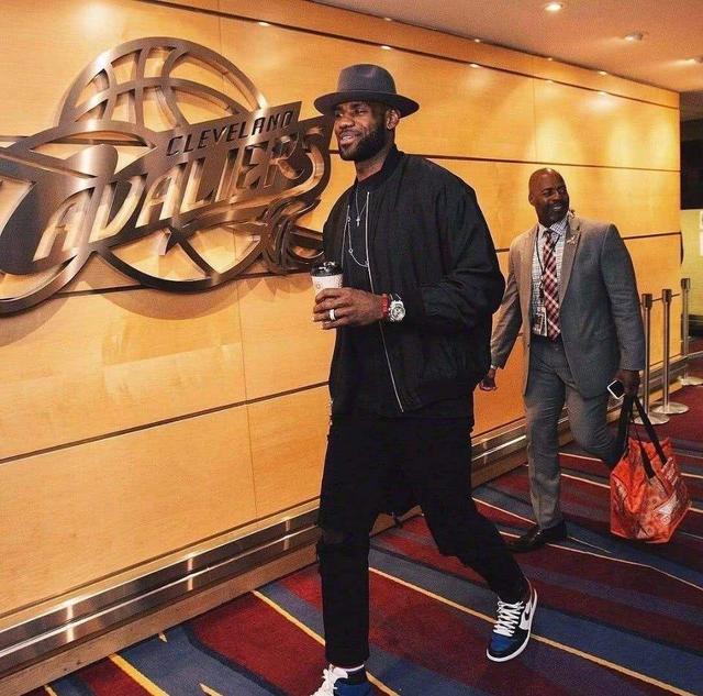 罗马诺：莱万从未考虑在1月离开巴萨，赛季结束后可能会离队（罗马诺：莱万无意一月离开巴萨，赛季末不排除离队）