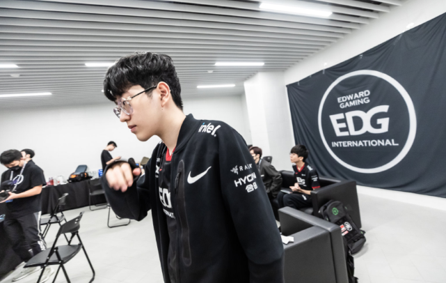 个受人嘲笑 个受人嘲笑